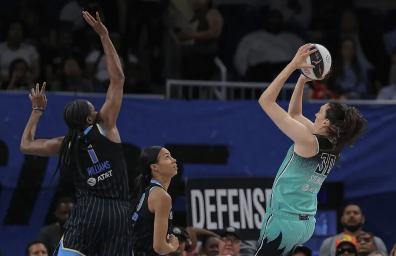 WNBA常规赛:斯图尔特33+14 自由客场击败天空