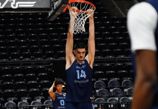 还不错！扎克·伊迪首节出战7分钟 3投1中得到2分6篮板1助攻2盖帽