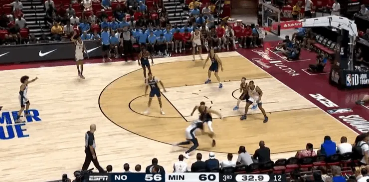 泰伦斯·香农(Terrence Shannon) 左手抛投命中 目前7 投6 中拿下全场最高的17 分