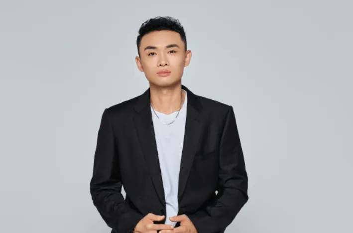 拍照时笑不出来怎么办?山西男篮球员袁帅在社交媒体上分享写真集